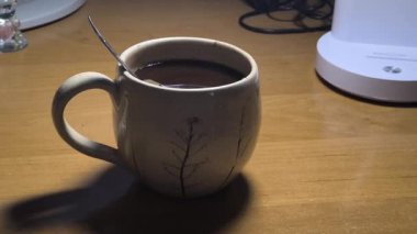 Ellerinde güzel bir fincan kahve. Sıra dışı bardak. Bir fincan kil çay. Kahve içen bir adam. Çay içen adam. canlı kamera.