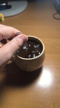 Ellerinde güzel bir fincan kahve. Sıra dışı bardak. Bir fincan kil çay. Kahve içen bir adam. Çay içen adam. canlı kamera.