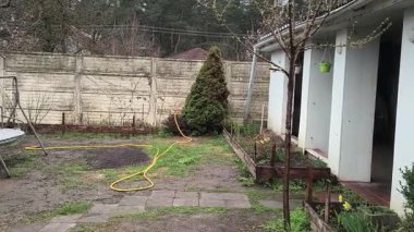 dacha. Avlu. Baharda sebze bahçesi. Küçük ev bahçesi.