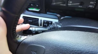 Sürücü dönüş sinyalini açar. Şoför kolu kaydırıyor. Arabayı kontrol eden kişi..