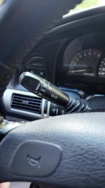 Sürücü dönüş sinyalini açar. Şoför kolu kaydırıyor. Arabayı kontrol eden kişi..