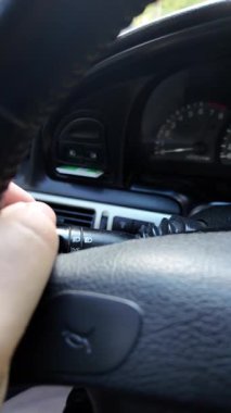 Sürücü dönüş sinyalini açar. Şoför kolu kaydırıyor. Arabayı kontrol eden kişi..