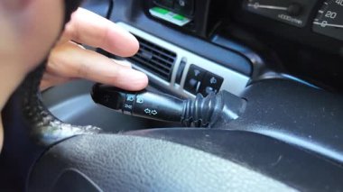 Sürücü dönüş sinyalini açar. Şoför kolu kaydırıyor. Arabayı kontrol eden kişi..