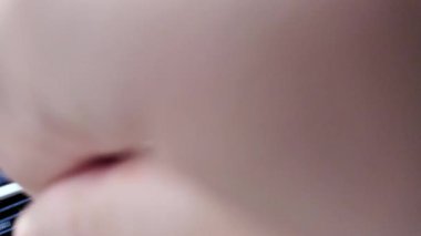 Sürücü dönüş sinyalini açar. Şoför kolu kaydırıyor. Arabayı kontrol eden kişi..