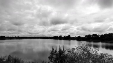 manzara siyah ve beyaz. Nehirle birlikte yavaş çekim siyah beyaz manzara. bulutlar ve nehir monokromu.