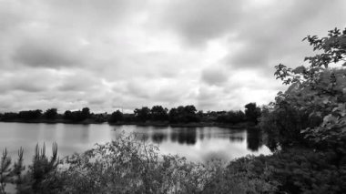 manzara siyah ve beyaz. Nehirle birlikte yavaş çekim siyah beyaz manzara. bulutlar ve nehir monokromu.