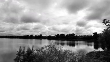 manzara siyah ve beyaz. Nehirle birlikte yavaş çekim siyah beyaz manzara. bulutlar ve nehir monokromu.