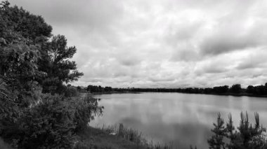 manzara siyah ve beyaz. Nehirle birlikte yavaş çekim siyah beyaz manzara. bulutlar ve nehir monokromu.