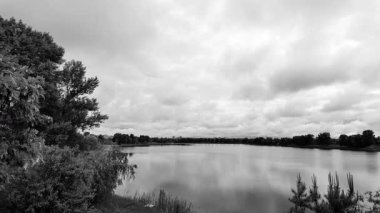 manzara siyah ve beyaz. Nehirle birlikte yavaş çekim siyah beyaz manzara. bulutlar ve nehir monokromu.