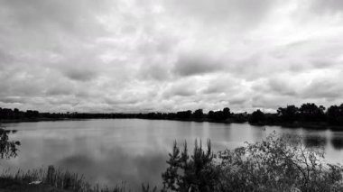 manzara siyah ve beyaz. Nehirle birlikte yavaş çekim siyah beyaz manzara. bulutlar ve nehir monokromu.