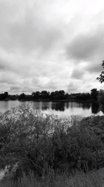 manzara siyah ve beyaz. Nehirle birlikte yavaş çekim siyah beyaz manzara. bulutlar ve nehir monokromu.