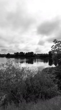 manzara siyah ve beyaz. Nehirle birlikte yavaş çekim siyah beyaz manzara. bulutlar ve nehir monokromu.