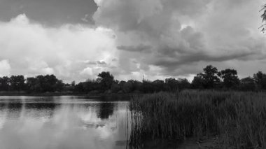 manzara siyah ve beyaz. Nehirle birlikte yavaş çekim siyah beyaz manzara. bulutlar ve nehir monokromu.