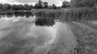 manzara siyah ve beyaz. Nehirle birlikte yavaş çekim siyah beyaz manzara. bulutlar ve nehir monokromu.