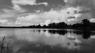manzara siyah ve beyaz. Nehirle birlikte yavaş çekim siyah beyaz manzara. bulutlar ve nehir monokromu.