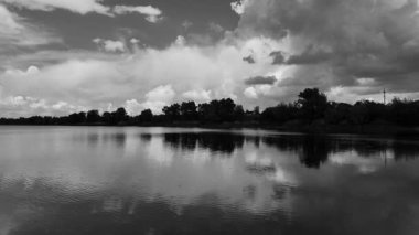 manzara siyah ve beyaz. Nehirle birlikte yavaş çekim siyah beyaz manzara. bulutlar ve nehir monokromu.