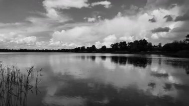 manzara siyah ve beyaz. Nehirle birlikte yavaş çekim siyah beyaz manzara. bulutlar ve nehir monokromu.