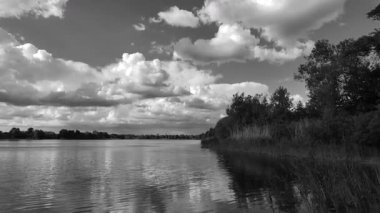 manzara siyah ve beyaz. Nehirle birlikte yavaş çekim siyah beyaz manzara. bulutlar ve nehir monokromu.