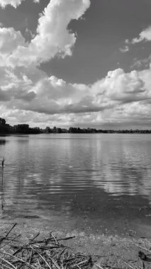 manzara siyah ve beyaz. Nehirle birlikte yavaş çekim siyah beyaz manzara. bulutlar ve nehir monokromu.