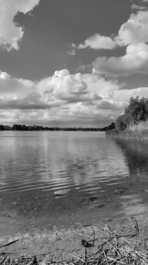 manzara siyah ve beyaz. Nehirle birlikte yavaş çekim siyah beyaz manzara. bulutlar ve nehir monokromu.