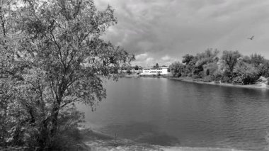 manzara siyah ve beyaz. Nehirle birlikte yavaş çekim siyah beyaz manzara. bulutlar ve nehir monokromu.