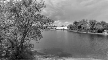 manzara siyah ve beyaz. Nehirle birlikte yavaş çekim siyah beyaz manzara. bulutlar ve nehir monokromu.