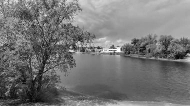 manzara siyah ve beyaz. Nehirle birlikte yavaş çekim siyah beyaz manzara. bulutlar ve nehir monokromu.