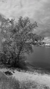 manzara siyah ve beyaz. Nehirle birlikte yavaş çekim siyah beyaz manzara. bulutlar ve nehir monokromu.