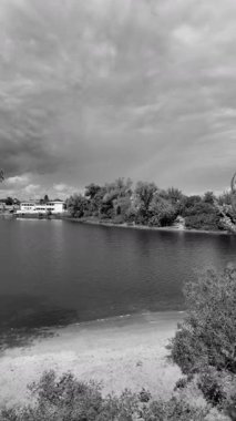 manzara siyah ve beyaz. Nehirle birlikte yavaş çekim siyah beyaz manzara. bulutlar ve nehir monokromu.