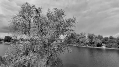 manzara siyah ve beyaz. Nehirle birlikte yavaş çekim siyah beyaz manzara. bulutlar ve nehir monokromu.