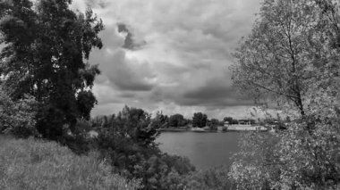 manzara siyah ve beyaz. Nehirle birlikte yavaş çekim siyah beyaz manzara. bulutlar ve nehir monokromu.