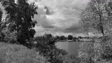 manzara siyah ve beyaz. Nehirle birlikte yavaş çekim siyah beyaz manzara. bulutlar ve nehir monokromu.