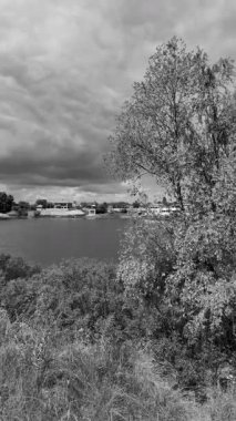 manzara siyah ve beyaz. Nehirle birlikte yavaş çekim siyah beyaz manzara. bulutlar ve nehir monokromu.