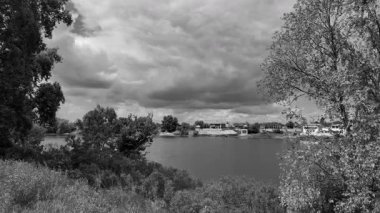 manzara siyah ve beyaz. Nehirle birlikte yavaş çekim siyah beyaz manzara. bulutlar ve nehir monokromu.