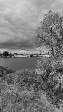 manzara siyah ve beyaz. Nehirle birlikte yavaş çekim siyah beyaz manzara. bulutlar ve nehir monokromu.