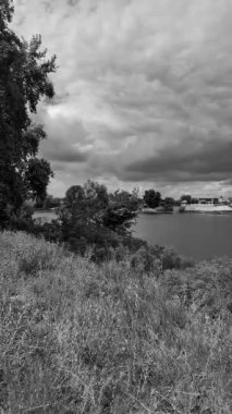 manzara siyah ve beyaz. Nehirle birlikte yavaş çekim siyah beyaz manzara. bulutlar ve nehir monokromu.