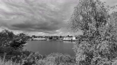 manzara siyah ve beyaz. Nehirle birlikte yavaş çekim siyah beyaz manzara. bulutlar ve nehir monokromu.