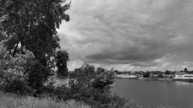 manzara siyah ve beyaz. Nehirle birlikte yavaş çekim siyah beyaz manzara. bulutlar ve nehir monokromu.