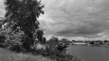 manzara siyah ve beyaz. Nehirle birlikte yavaş çekim siyah beyaz manzara. bulutlar ve nehir monokromu.