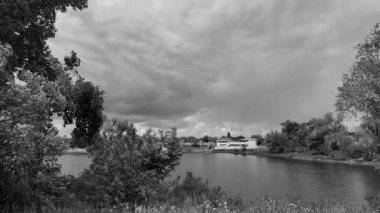 manzara siyah ve beyaz. Nehirle birlikte yavaş çekim siyah beyaz manzara. bulutlar ve nehir monokromu.