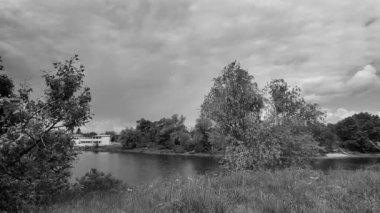 manzara siyah ve beyaz. Nehirle birlikte yavaş çekim siyah beyaz manzara. bulutlar ve nehir monokromu.