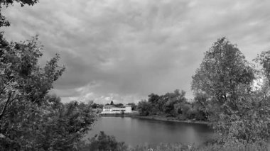 manzara siyah ve beyaz. Nehirle birlikte yavaş çekim siyah beyaz manzara. bulutlar ve nehir monokromu.