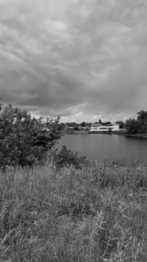 manzara siyah ve beyaz. Nehirle birlikte yavaş çekim siyah beyaz manzara. bulutlar ve nehir monokromu.