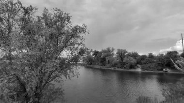 manzara siyah ve beyaz. Nehirle birlikte yavaş çekim siyah beyaz manzara. bulutlar ve nehir monokromu.