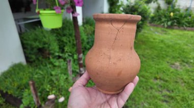 Elindeki antika sürahi. Klasik sofra takımı. Antik sürahi. Arkeolojik bulgu. Antik sürahi. Ağır çekim videosu yüksek çözünürlükte. kil çömlek.