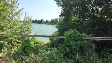 Yazın insan doğada yürür. Bir dağ ormanındaki patika boyunca yürüyen bir adamın yakın plan görüntüsü. Hala yavaş çekimde.