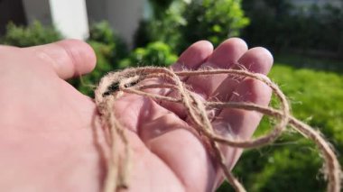 Felaket. Doğal Jute Twine dokusu. Doğal jüt sicimin yüksek çözünürlüklü dokusu pürüzlü liflerini ve organik dokumasını gösteriyor. Elde bela. Jute çuval bezi rustik ip ipi ipi ipi.