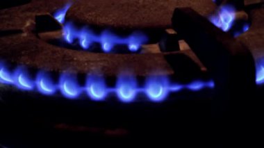 Gaz ocağında benzin yanıyor. Yanan gazın mavi alevi. Mutfak ocağını karanlıkta tutuşturmak. Yakıtı kapat ve mavi alevle tutuştur. Ev yapımı fırın açılıp kapanıyor