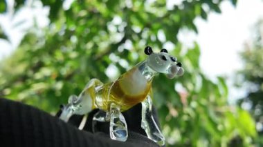 oyuncak aslan. oyuncak leopar. Oyuncak kedi. Cam kedi heykelciği. Yırtıcı kedi heykelciği. Şeffaf camdan yapılmış küçük cam sandalye. 4k yüksek kaliteli video