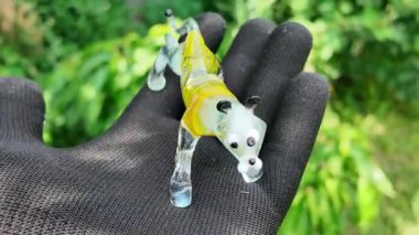 oyuncak aslan. oyuncak leopar. Oyuncak kedi. Cam kedi heykelciği. Yırtıcı kedi heykelciği. Şeffaf camdan yapılmış küçük cam sandalye. 4k yüksek kaliteli video